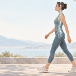 Persona che cammina con la testa naturalmente allineata sopra il tronco e il bacino