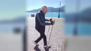 Il Sig. Giorgio Tosetti cammina sul lungomare con i bastoncini da Nordic walking dopo l'intervento per stenosi lombare